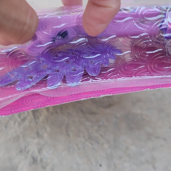 MY LITTLE PONY BUNDLE,MY LITTL PONY PLATES,FANTASTIC FLUTTERS PONY TOY & POMPOMS - Picture 4 of 16